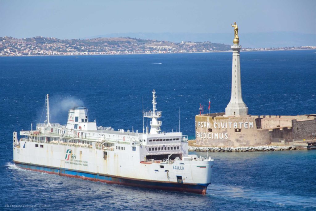 Dal 18° ponte della MSC Meraviglia, la vista sul porto di Messina